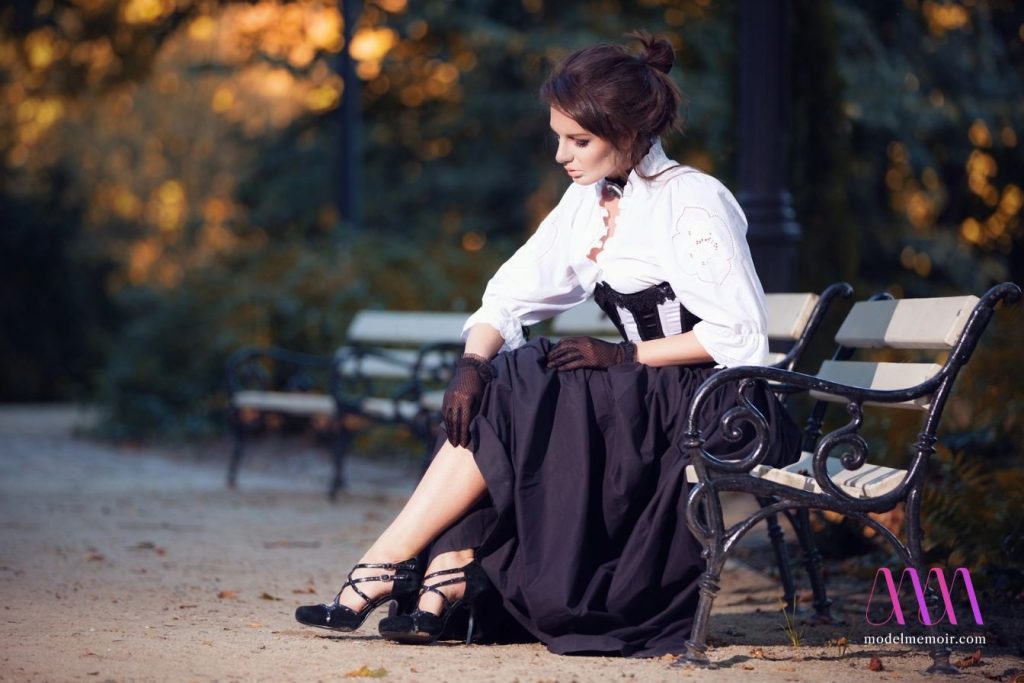 Woman in Victorian dress in the autumn park.